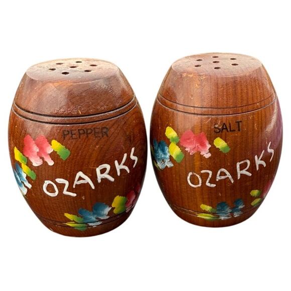 🌸 Vintage Ozarks Wooden Barrel Salt & Pepper Shakers Hand Painted Rustic - Picture 1 of 4